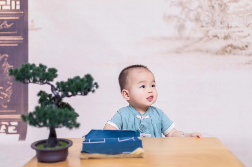 慈利怀孕肚子中间凹两边凸